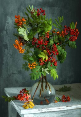 rowan ile natürmort. Vintage. buket. çilek.