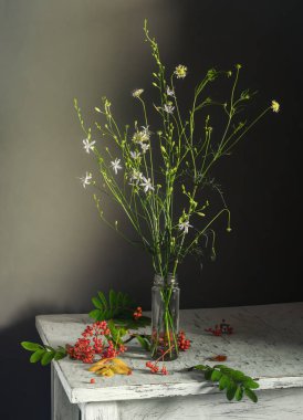 kır çiçekleri ve rowan ile natürmort. Vintage. buket. çilek.