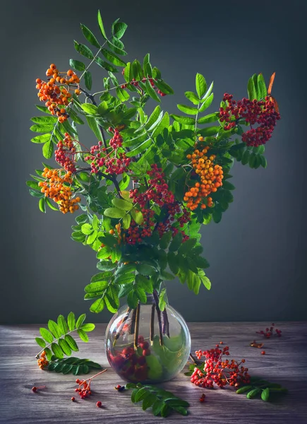 rowan ile natürmort. Vintage. buket. çilek.