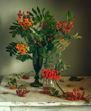 Mountain ash bir buket ile natürmort. Vintage.