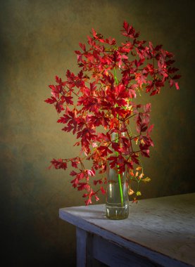 kırmızı yaprakları ile bir şube ile natürmort. Vintage.