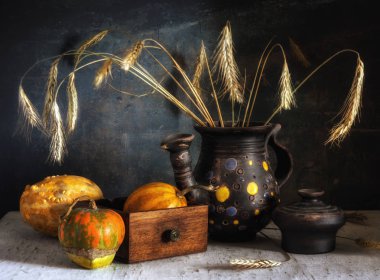 Dekoratif kabak ve spikelets buğday ile natürmort. Vintage.