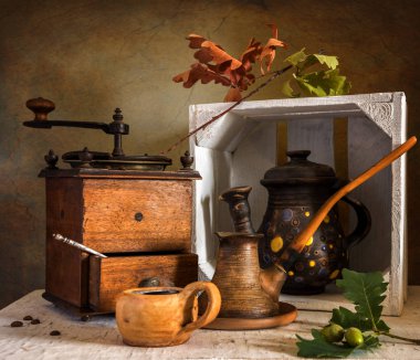 bir fincan kahve ve bir kahve değirmeni ile natürmort. Vintage. Retro.