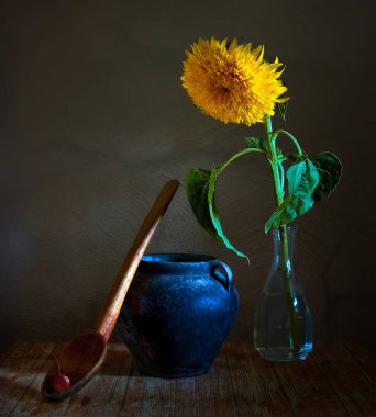 hala hayat bir ayçiçeği ve büyük bir tahta kaşık ile. Vintage. Retro.