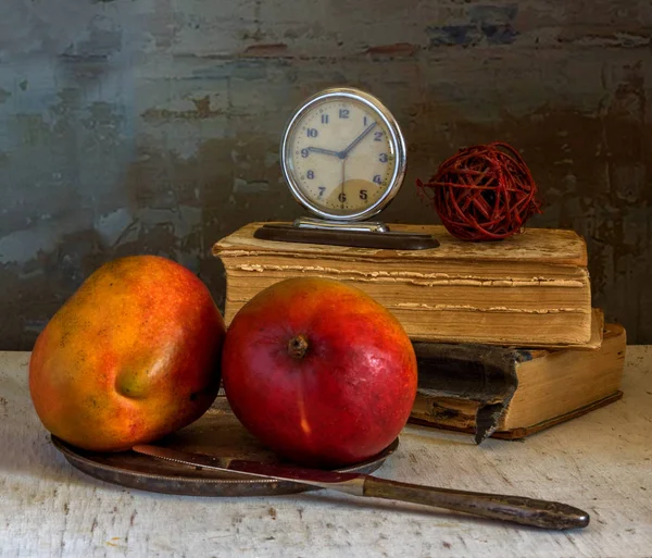 Ainda Vida Com Frutas Manga Livros Vintag — Fotografia de Stock