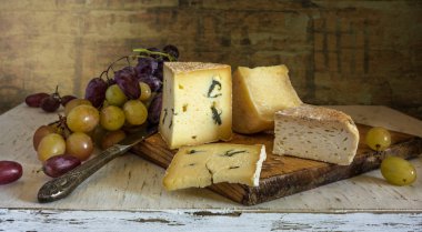 peynir ve üzüm parçaları ile natürmort. Gıda. lezzetli. Vintage. Retro.