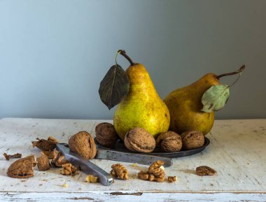 armut ve fındık ile natürmort. lezzetli ve sağlıklı. Vintage