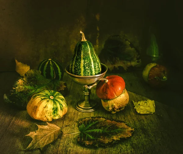 Натюрморт Тыквой Осенними Листьями Винтажная Еда Хэллоуин — стоковое фото