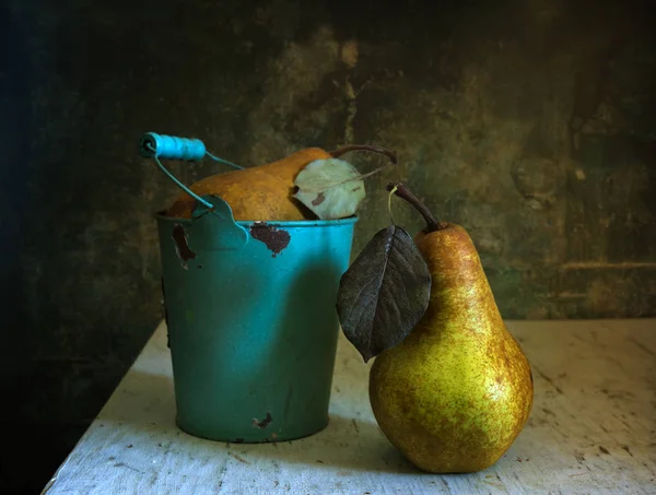 Vida Morta Com Pêras Balde Frutas Alimentos — Fotografia de Stock