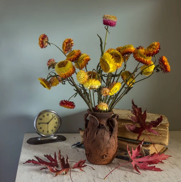 Stillleben Mit Büchern Und Blumen Der Unsterblichkeit Strauß Herbstfarben Melancholie — Stockfoto