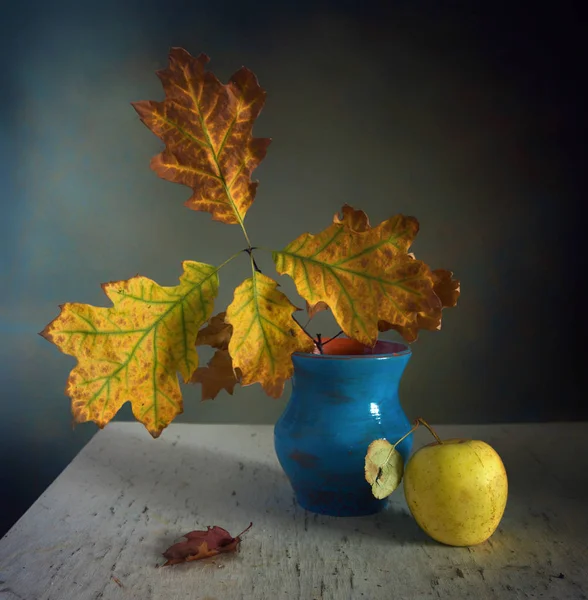 还有秋叶和苹果的生活 橡木分公司 复古秋季颜色 — 图库照片