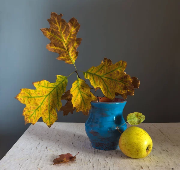 Stillleben Mit Herbstblättern Und Einem Apfel Eichenzweig Herbstfarben Lebensmittel — Stockfoto