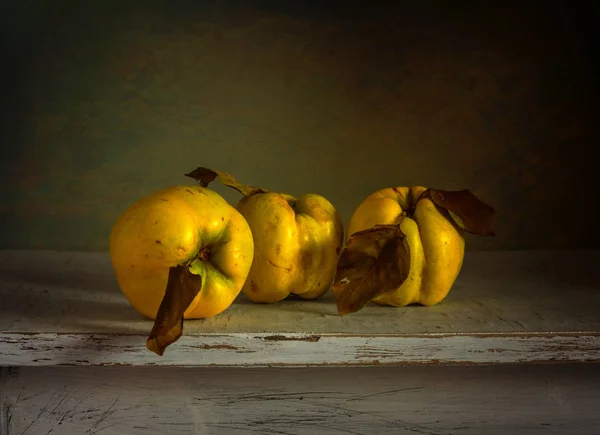 Ainda Vida Com Marmelo Vitaminas Colheita Frutos Maduros — Fotografia de Stock