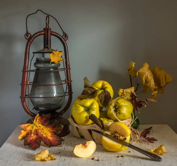 Natura Morta Con Mela Cotogna Lampada Cherosene Cucina Vintage Retro — Foto Stock