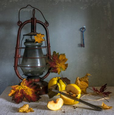 ayva, sonbahar yaprakları ve gaz lambası ile natürmort. vitaminler. Olgun meyve al. Vintage