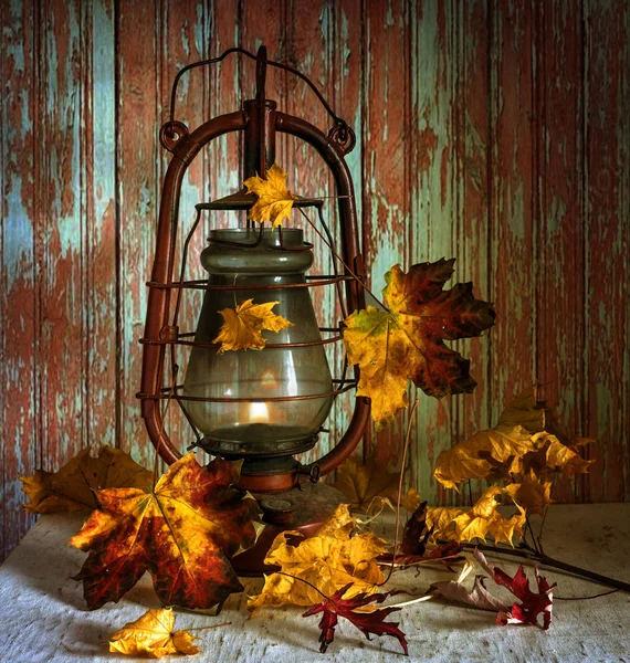 Martwa Natura Jesiennych Liści Lampa Naftowa Vintage — Zdjęcie stockowe