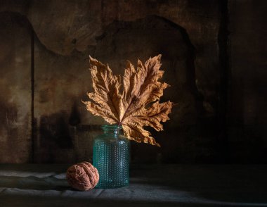 bir yaprak bir akçaağaç ve bir somun ile natürmort. sonbahar. doğa. somun. Gıda. minimalizm.