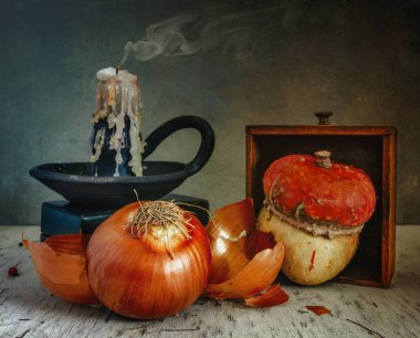 Natürmort. Vintage. Retro. Gıda. Balkabağı. Ampul. Sabah. Mum sönmüş.