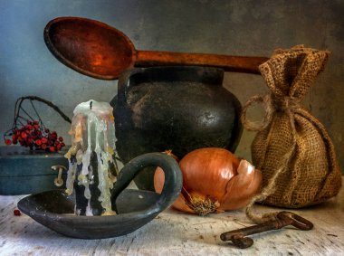 Natürmort. Vintage. Retro. Gıda. Ampul. Sabah. Mum söndü. Yulaf lapası için pot. Büyük tahta kaşık. Anahtar.