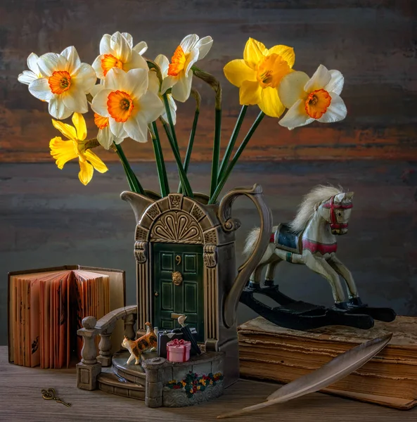 Stillleben Mit Einem Blumenstrauß Und Einem Holzpferd Narzissen Jahrgang Retro — Stockfoto