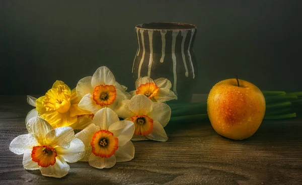 Stillleben Mit Blumen Und Einem Apfel Narzissen Strauß Jahrgang — Stockfoto
