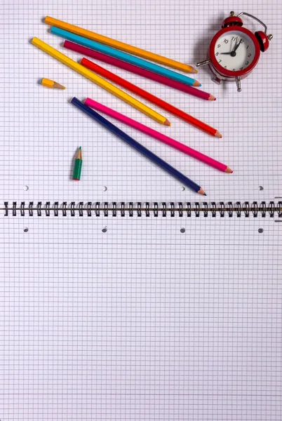 Crayons Couchés Sur Carnet Réveil Vous Pouvez Ajouter Votre Texte — Photo