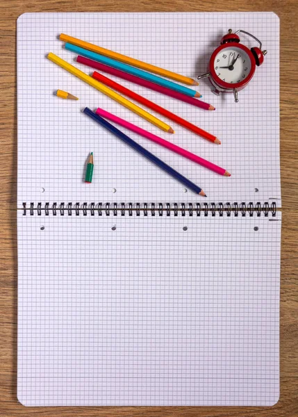 Crayons Couchés Sur Carnet Réveil Vous Pouvez Ajouter Votre Texte — Photo