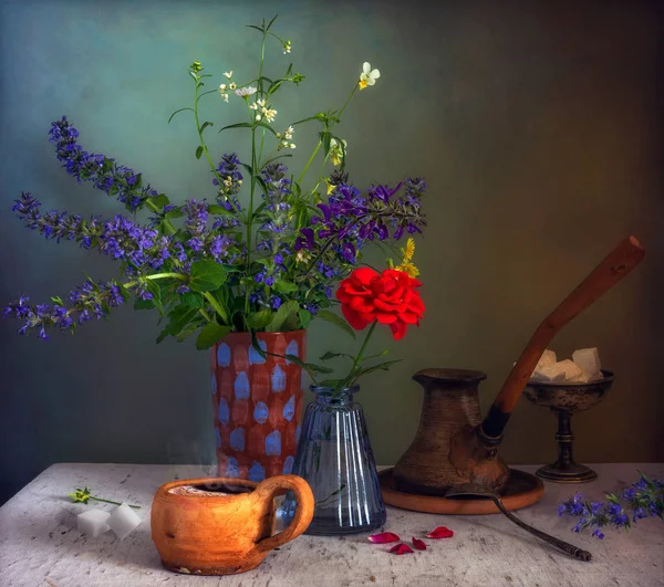 Stilleven Met Een Geurige Kop Koffie Bloemen Vintage — Stockfoto