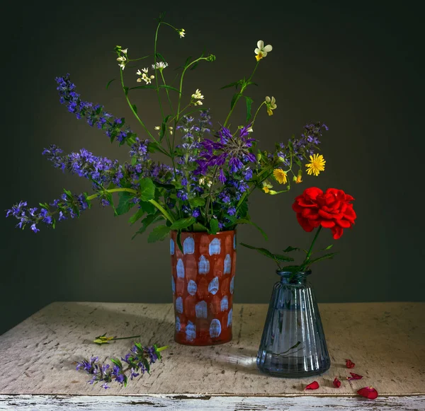 Stillleben Mit Roter Rose Und Wildblumen — Stockfoto