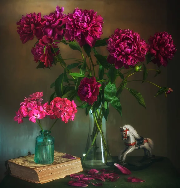Çiçeklerve Tahta Bir Atla Dolu Natürmort Vintage — Stok fotoğraf