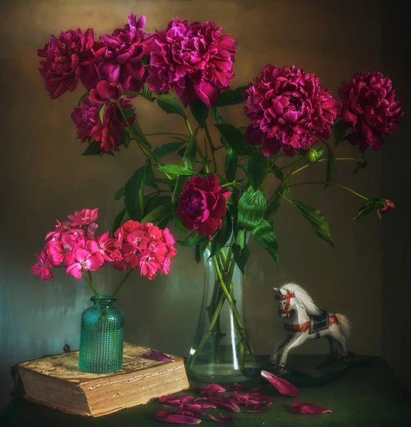 Nature Morte Avec Des Fleurs Cheval Bois Vintage — Photo