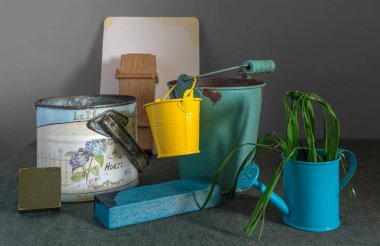 Bir sulama olabilir, küçük kovalar ve ahşap küpler ile natürmort. Vintage.