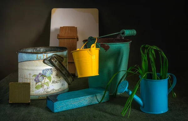 Stillleben Mit Gießkanne Kleinen Eimern Und Holzwürfeln Jahrgang — Stockfoto