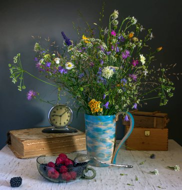 Çayır çiçekleri ve lezzetli meyveleri ile natürmort. Vintage.