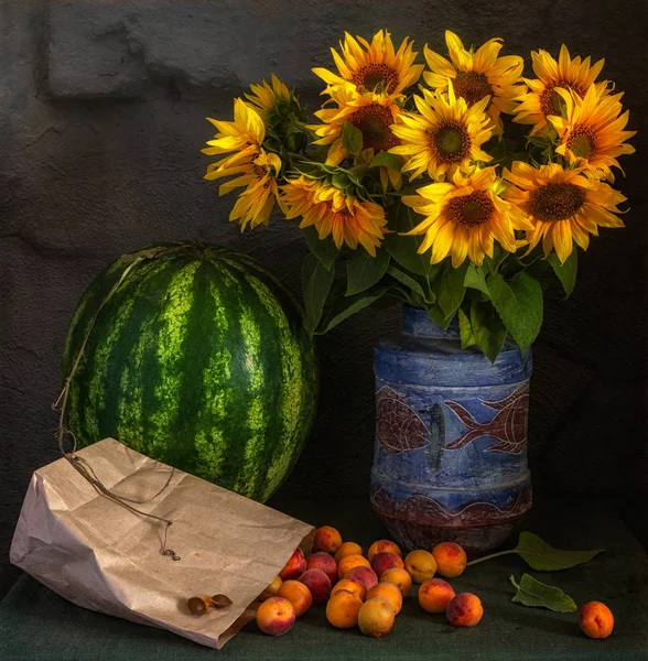 Csendélet Napraforgó Sárgabarack Görögdinnye Virágával Gyönyörű Csokor Napraforgók Érett Ízletes — Stock Fotó