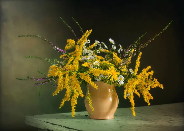 Csendélet Vadvirágokkal Egy Kis Csokor Egy Egyszerű Vázában Minimalizmus — Stock Fotó