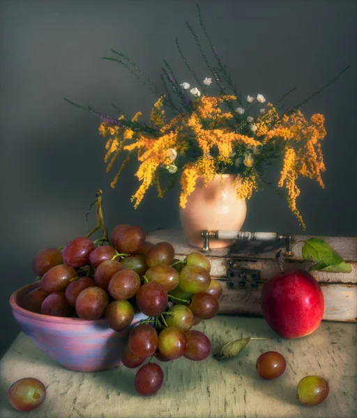 Stilizált Csendélet Szőlővel Vörös Almával Vadvirágokkal Egy Nagy Rakás Szőlő — Stock Fotó