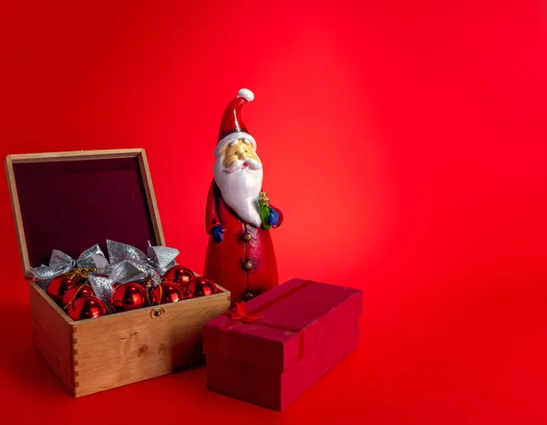 Festliche Komposition Mit Weihnachtsmann Geschenk Roter Schachtel Und Weihnachtsspielzeug Auf — Stockfoto