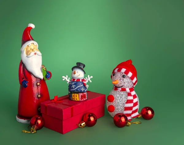 Festliche Komposition Mit Weihnachtsmann Schneemann Geschenk Karton Und Weihnachtsspielzeug — Stockfoto