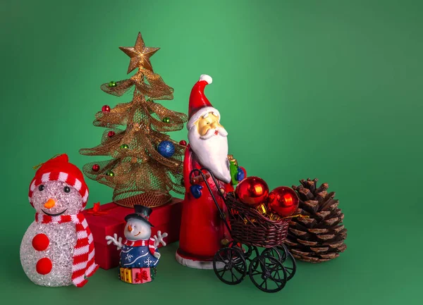 Festliche Komposition Mit Weihnachtsmann Schneemann Geschenk Roter Schachtel Weihnachtsspielzeug Und — Stockfoto