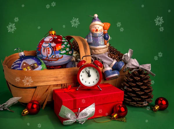 新年快乐 圣诞快乐 红色礼品盒 篮子里的圣诞玩具 绿色背景上的大隆隆声 — 图库照片