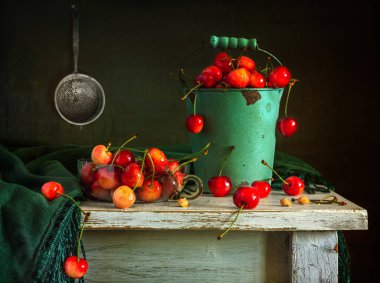 Kova içinde olgun ve lezzetli kirazlarla dolu bir hayat.