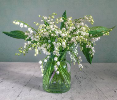 Çiy damlalarında yeni kesilmiş zambaklarla dolu sakin bir hayat. Bahar çiçekleri.