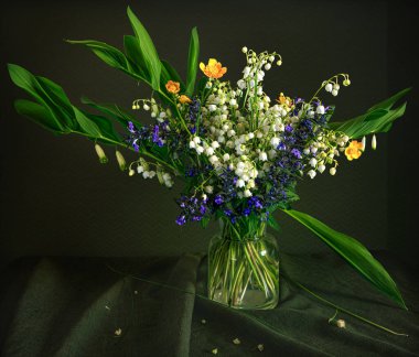 Çiy damlalarında yeni kesilmiş zambaklarla dolu sakin bir hayat. Bahar çiçekleri.