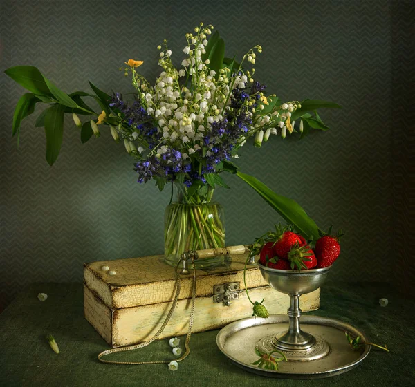 Stilleven Met Een Prachtig Boeket Wilde Bloemen Lekkere Rijpe Aardbeien — Stockfoto