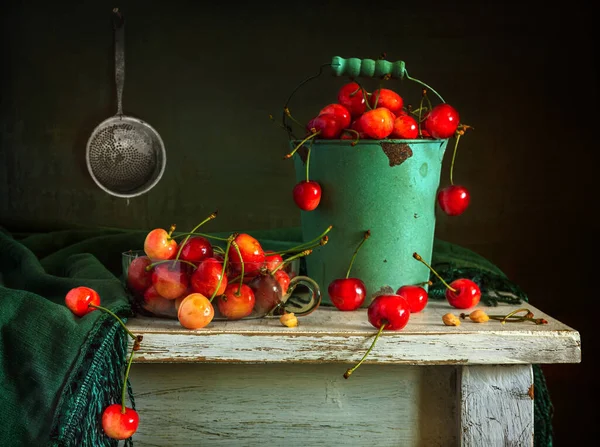 Natureza Morta Com Cerejas Maduras Saborosas Balde — Fotografia de Stock