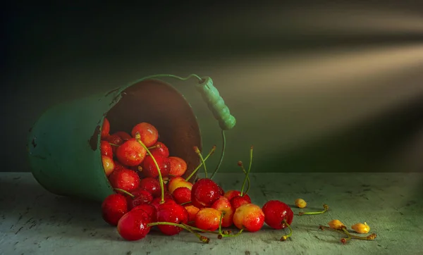 Natureza Morta Com Cerejas Maduras Saborosas Balde — Fotografia de Stock