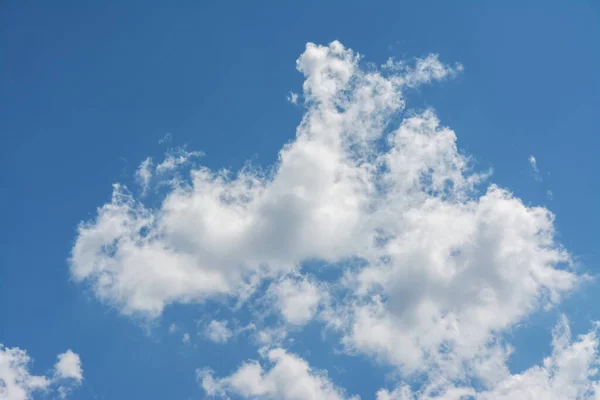 Nuvens Brancas Contra Céu Azul — Fotografia de Stock