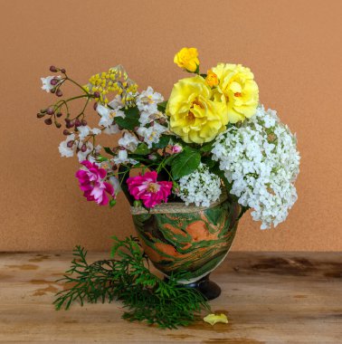 Çiçek kompozisyonu. Bir buket bahçe çiçeğiyle sakin bir hayat.