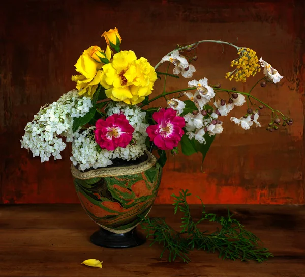 Квіткова Композиція Натюрморт Букетом Садових Квітів — стокове фото